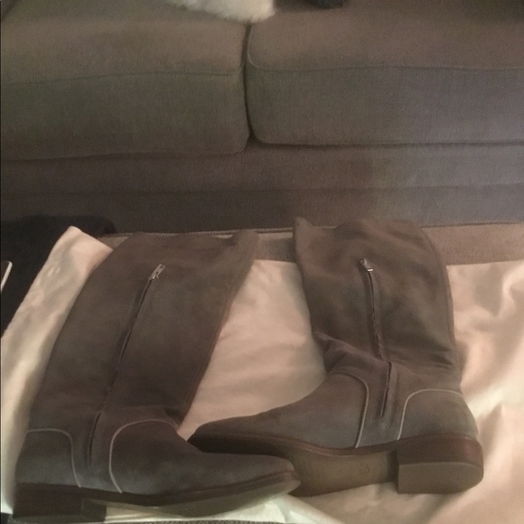 UGG - Picture 3 of 3